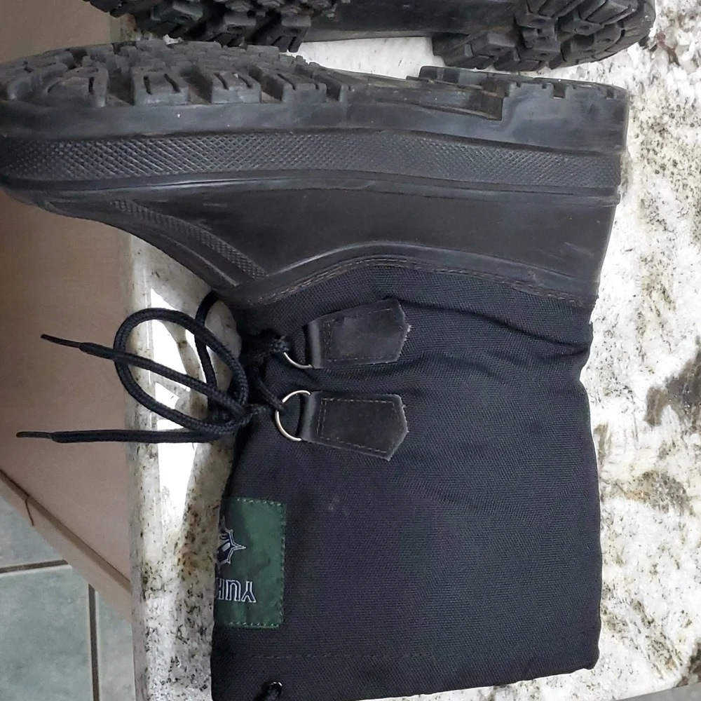 Yukon Avalance Boots Size 6 all weather black size 6 has flaw rain snow